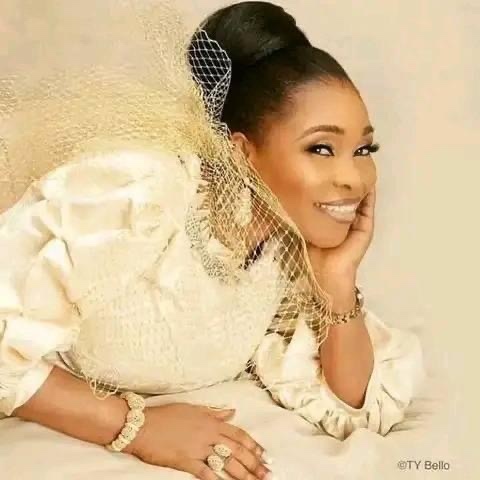 Tope Alabi Biography 