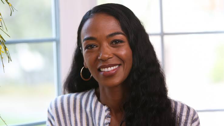 Amanda Lewis biography