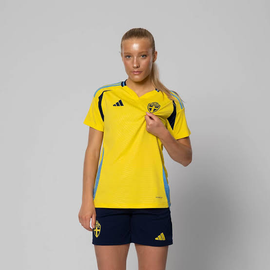 Smilla Holmberg educational background 