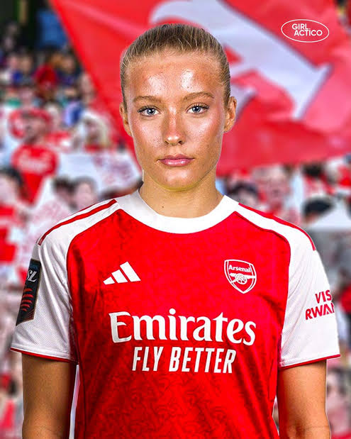 Smilla Holmberg biography 